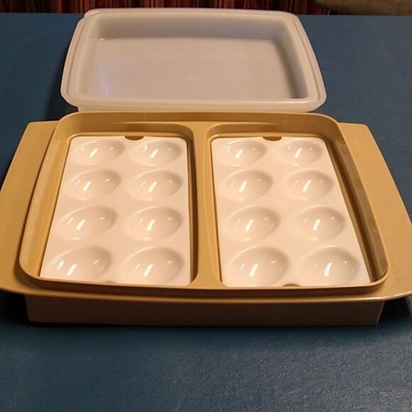 Vintage Tupperware Deviled Eggs White and Tan Tray/Dish with Lid Cottagecore - Picture 2 of 7